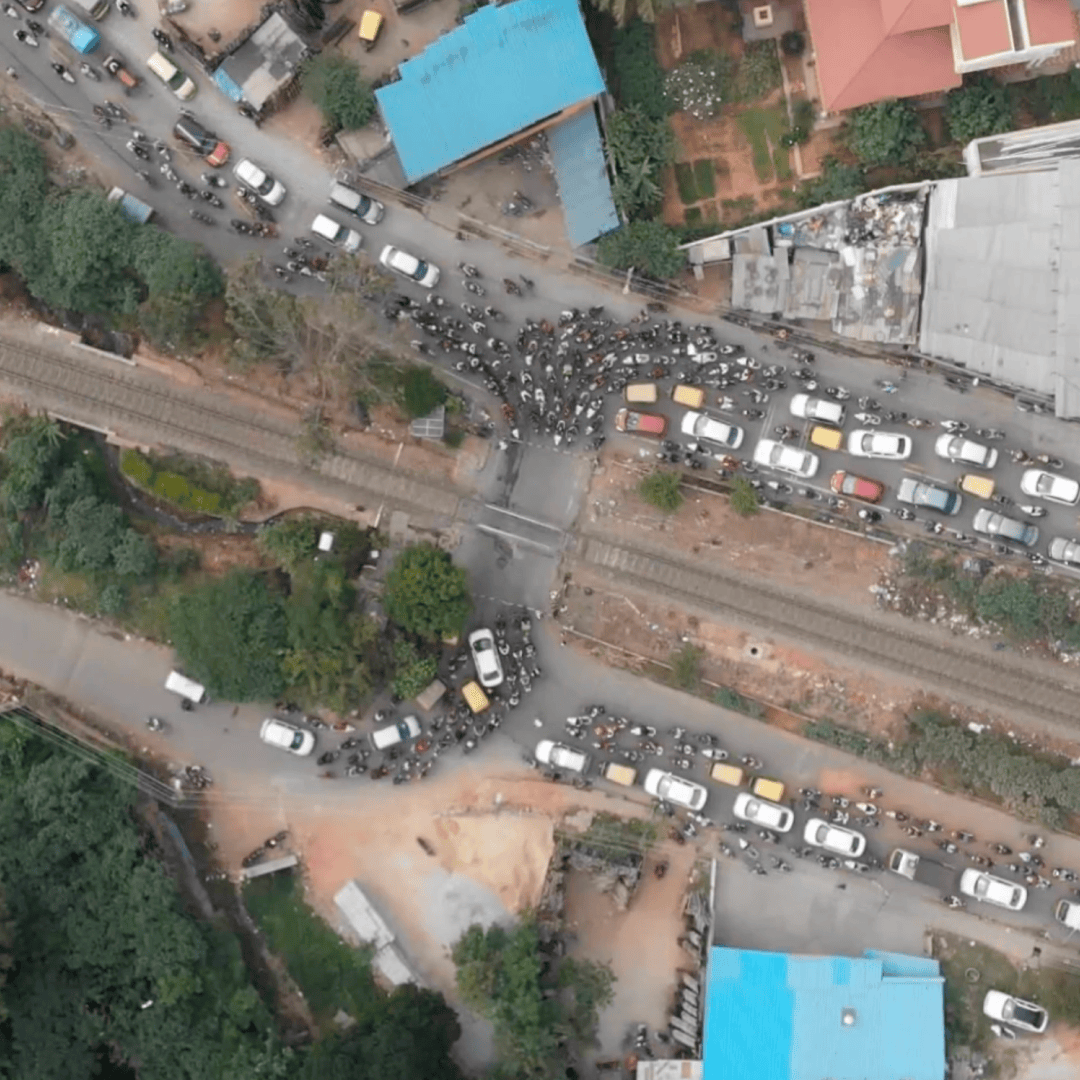 Vehicles at Kaggadaspura Railway Crossing — photo 1